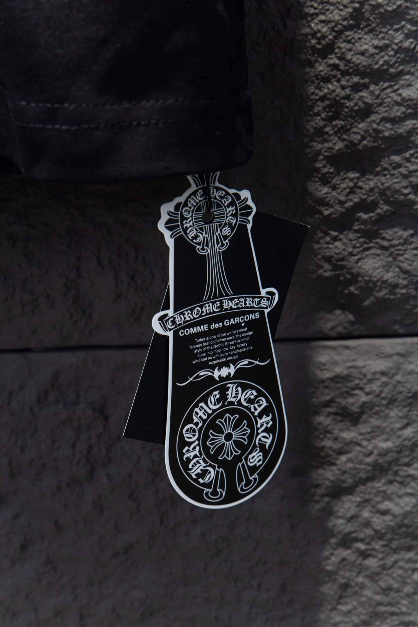 P180 Chrome hearts• 25ss ⚠YB custom-woven and dyed fabric, color, printing, version, accessories, hardware. The fabric is woven by imported machines. The uniqueness of the cloth texture creates a perfect garment effect. The fabric is made of 260-gram clean cloth with 320-gram 1*1 rib. 4-color environmentally friendly dyed fabric, and the threads are in the same cylinder without color difference.  Gradient graffiti on garments, hand-painted graffiti technology on garments, details clearly visible on the collar, pockets, cuffs, and front and rear threads. The printing uses Japanese BROTHER white ink digital direct-injection garment printing. This model is a global limited edition. In order to present a product like a work of art, after a long period of repeated determination of details, a very high-standard garment is presented. The front chest is made of direct-injection printing environmentally friendly glue material, using a mechanized printing process. Mechanical printing has high precision, the positioning accuracy can reach ±0.02mm, and the quality is stable.   The body of the garment is processed with hand-nailed hardware elements, which greatly increases the interest of the garment and creates a unique visual effect. The special washing effect creates a unique aged effect.  Croix Heart Short Sleeve must be the first short-sleeved piece in spring and summer that blurs the boundaries of unisex style. It has a classic dropped shoulder oversize version and a loose and casual upper body.  Color: Black White Size: S M L XL
